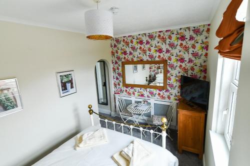 Una cama o camas en una habitación de Hillcrest Whitby