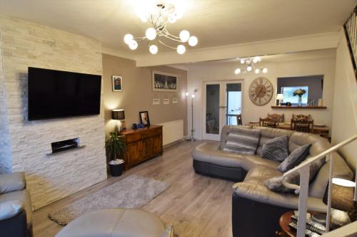 Televisyen dan/atau pusat hiburan di Mikes at Menai - Stylish & Spacious 3 bed house in Menai Bridge.