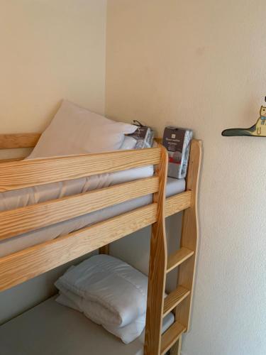 quelques lits superposés dans une chambre dans l'établissement La Mer et la Plage au bout du parc Appartement 4 couchages avec jardin, à La Grande Motte