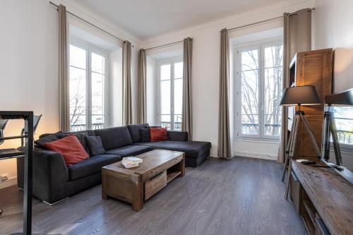 un salon avec un canapé et une table basse dans l'établissement Jean Medecin Av - Large 2 Bdrs Central AC, à Nice