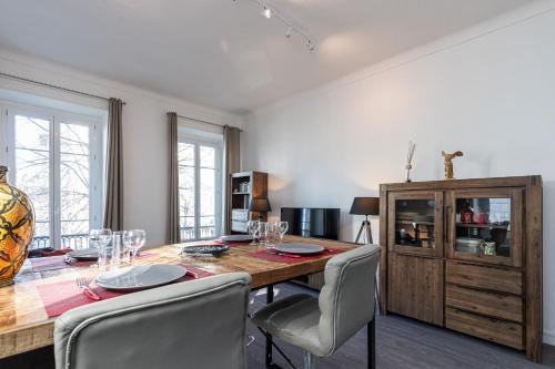 une salle à manger avec une table et des chaises en bois dans l'établissement Jean Medecin Av - Large 2 Bdrs Central AC, à Nice