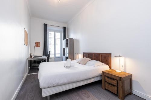 une chambre avec un grand lit blanc et un bureau dans l'établissement Jean Medecin Av - Large 2 Bdrs Central AC, à Nice