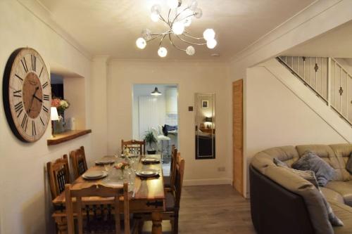 Ruang duduk di Mikes at Menai - Stylish & Spacious 3 bed house in Menai Bridge.