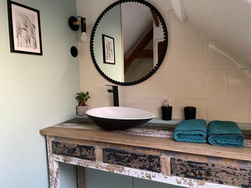 ein Bad mit einem Waschbecken und einem Spiegel in der Unterkunft Chez Malouga 