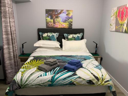 um quarto com uma cama com toalhas em Beautiful 1-Bed Apartment in Funchal Madeira em Funchal