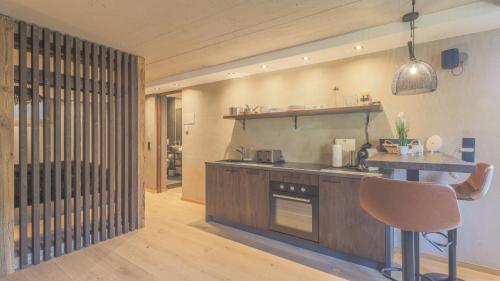 Dapur atau dapur kecil di Chalet Lindau Fieberbrunn - by ONE VILLAS