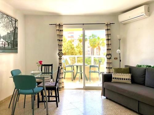 een woonkamer met een bank en een tafel en stoelen bij Casa Amaya in Torrox Costa