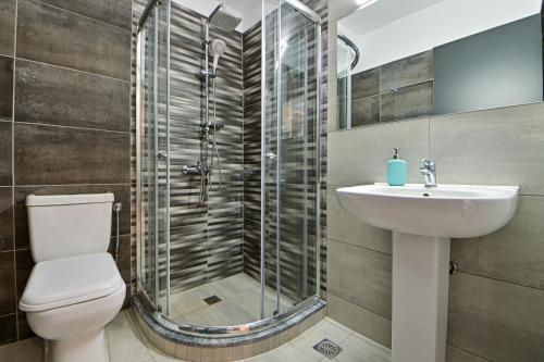 Koupelna v ubytování Beautiful new apartment 5 min from Piraeus Port (A2)
