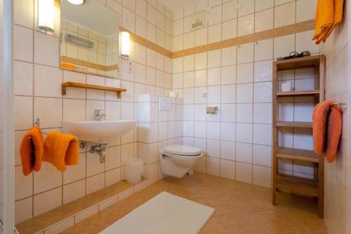 bagno con servizi igienici e lavandino di Villa Müller Rotfuchs a Ossiach