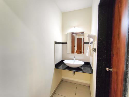 Un baño de Hotel Udupi Inn, Udupi