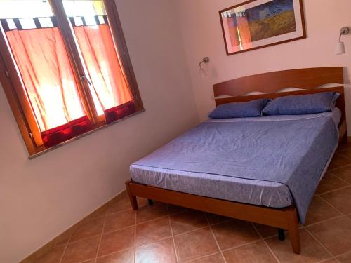 Un pat sau paturi într-o cameră la Grazioso e confortevole appartamento a Chia