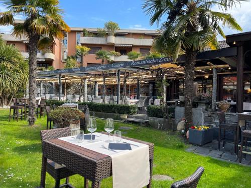 - une table avec des verres à vin au-dessus d'une pelouse dans l'établissement Garni degli Angioli, à Ascona