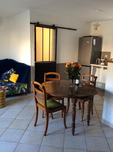une cuisine avec une table et des chaises en bois ainsi qu'une table et une table dans l'établissement Centre historique bastia, à Bastia