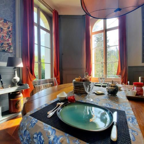 d'une table à manger avec une plaque de cuisson. dans l'établissement Domaine de la Cressonnière, à Saint-Martin-de-Bienfaite