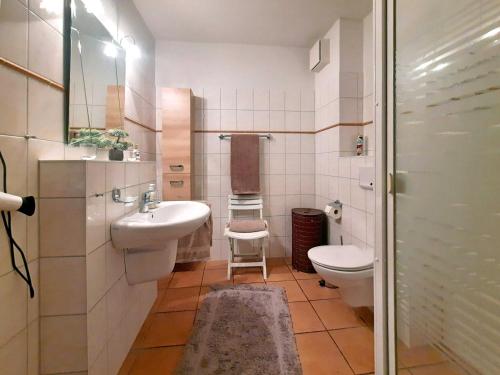 ein kleines Badezimmer mit Waschbecken und Toilette in der Unterkunft Ferienwohnung Seejuwel Objekt ID 13833 in Seebad Kölpinsee