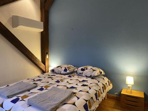 Кровать или кровати в номере Appartement équipé au centre de Bletterans