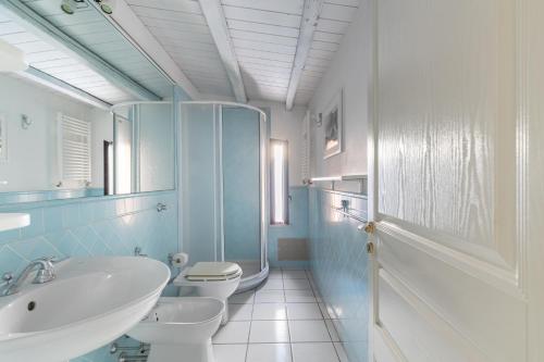 ein Badezimmer mit Waschbecken, Toilette und Badewanne in der Unterkunft Mondello in Terrazza by DomuSicily in Mondello