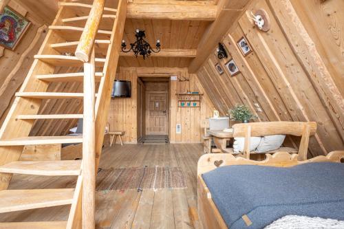 Cabaña de madera con escalera en una habitación en Pokoje Javorina, en Zakopane