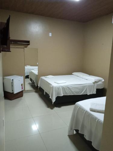 Una cama o camas en una habitación de HOTEL LISBOA