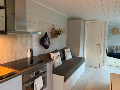 una cocina con un banco en el medio de una habitación en Mysigt gårdshus på vackra Stensö, en Kalmar