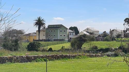 una casa en una colina con un campo verde en Inmejorable para descanso, playa y montaña Ribadeo, en Ribadeo