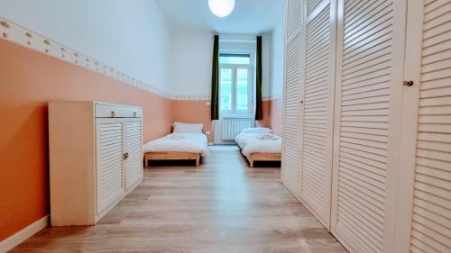 - un couloir avec 2 lits dans une chambre dans l'établissement La Casa Dei Leoni, à Trieste