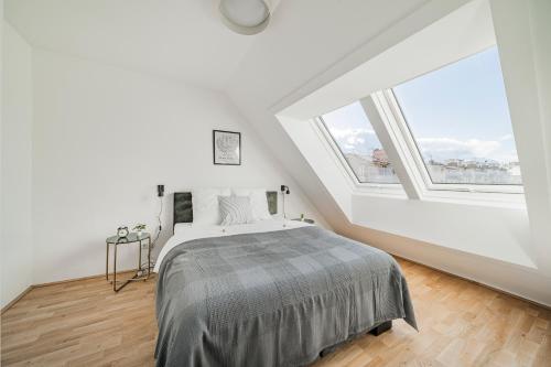 um quarto com uma cama e uma grande janela em Liv's place em Viena