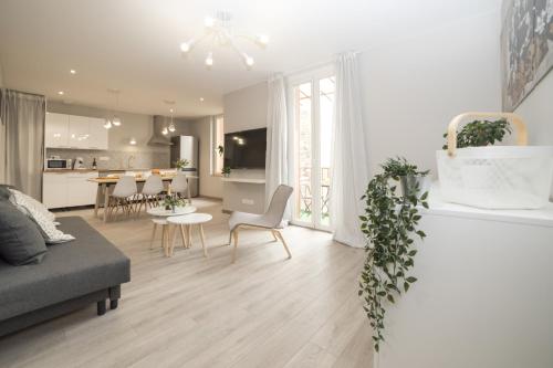 un salon avec un canapé et une salle à manger dans l'établissement Duplex République, à Clermont-Ferrand