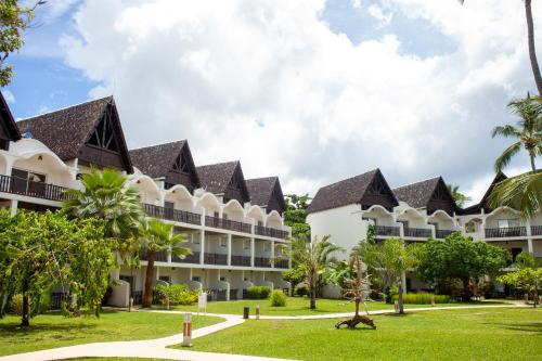 uma vista para o exterior de um resort em Royal Beach Hôtel em Ambatoloaka