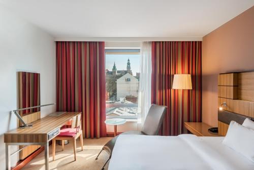 Postel nebo postele na pokoji v ubytování Radisson Blu Hotel Krakow