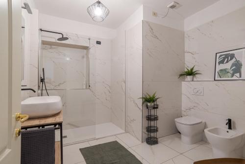 a bathroom with a sink and a toilet and a shower at Urban Oasis - by MyHomeInComo in Como