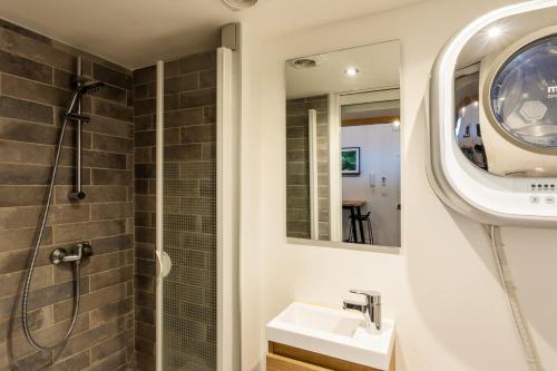 une salle de bain avec un lavabo et une douche dans l'établissement L'Urbain Vitry - Studio climatisé en HyperCentre, à Toulouse