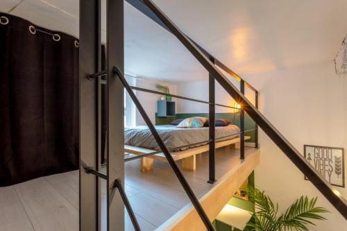 une chambre avec un lit dans une pièce dans l'établissement L'Urbain Vitry - Studio climatisé en HyperCentre, à Toulouse
