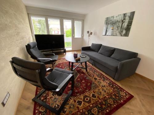 sala de estar con sofá, sillas y TV en Hidden Gem, en Belgrado