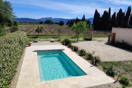 - une piscine au milieu d'une cour dans l'établissement 926 Chemin de Saint-Antoine, à Violès