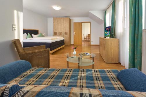 ein Hotelzimmer mit einem Bett und einem Tisch in der Unterkunft Thermen Appartements Gabriela in Bad Krozingen