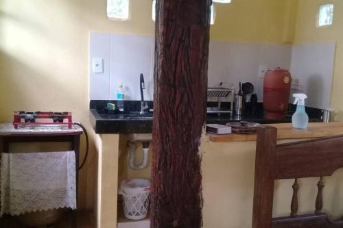 cocina con encimera, fregadero y encimera en Chalé aconchegante em estância climática, en Santo Antônio do Leite