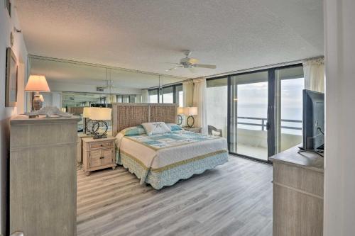 Katil atau katil-katil dalam bilik di Stunning Ocean Views Daytona Beach Shores Condo