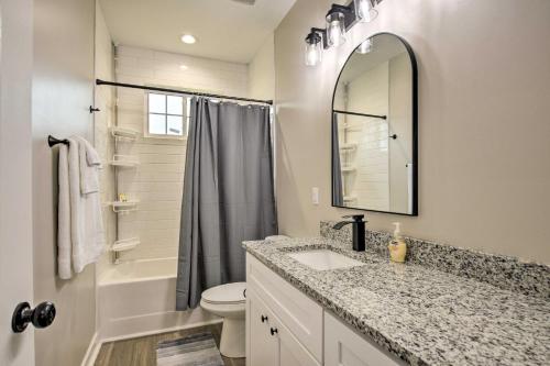 une salle de bain avec un lavabo, des toilettes et un miroir dans l'établissement Greenville House with Covered Patio, 2 Mi to Dtwn!, à Greenville