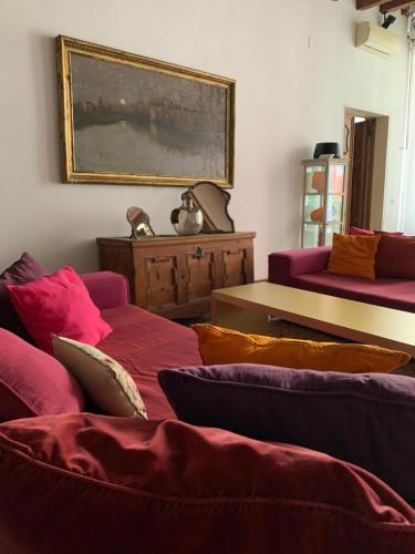 ein Wohnzimmer mit 2 Sofas und einem Gemälde an der Wand in der Unterkunft Uma Apartments in Venedig