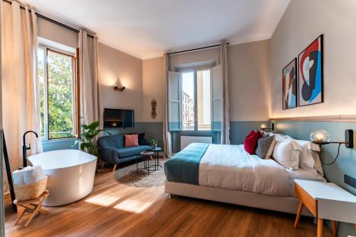 Terra Artis Guest House في فلورنسا: غرفة نوم مع سرير وحوض استحمام في غرفة