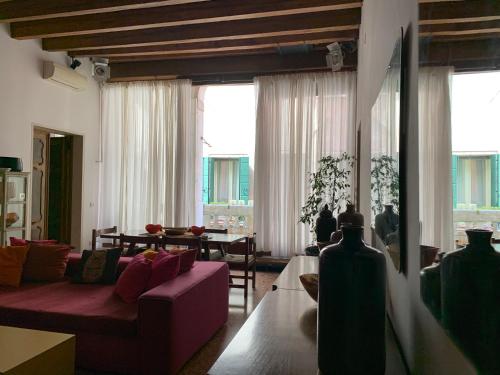 ein Wohnzimmer mit einem Sofa und einem Tisch in der Unterkunft Uma Apartments in Venedig