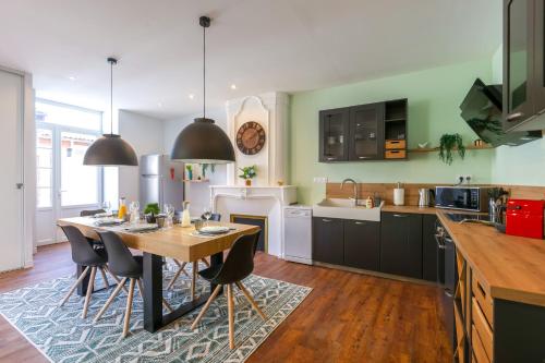 une cuisine avec une table et des chaises dans l'établissement LA FABRIQUE #Hyper Centre #Baby foot #Terrasse, à Cognac