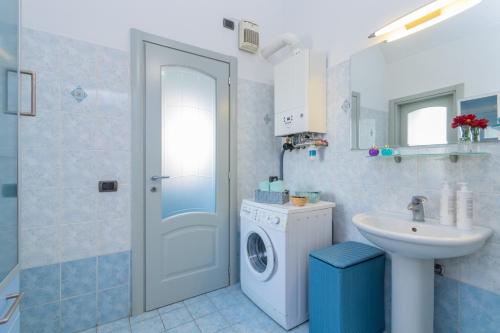 Kylpyhuone majoituspaikassa San Salvario Family Apartment by Wonderful Italy