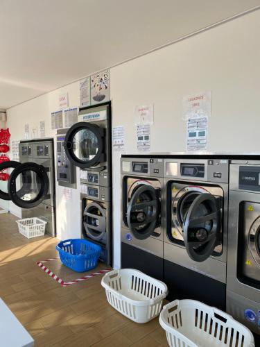 a group of washing machines in a laundry room at Residenza Otello in Cadoneghe