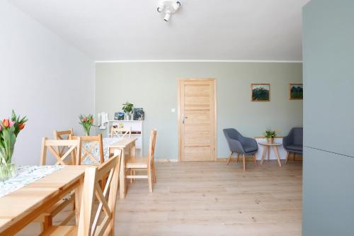 a kitchen and dining room with a table and chairs at Willa Widok in Sromowce Niżne