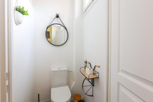 ein Bad mit einem WC und einem Spiegel in der Unterkunft LA FABRIQUE #Hyper Centre #Baby foot #Terrasse in Cognac