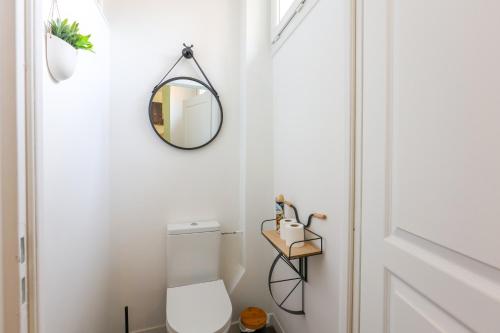 une salle de bain avec toilettes et miroir dans l'établissement LA FABRIQUE #Hyper Centre #Baby foot #Terrasse, à Cognac