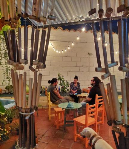 un grupo de personas sentadas en una mesa en un restaurante en Tatami Hostel en Bucaramanga