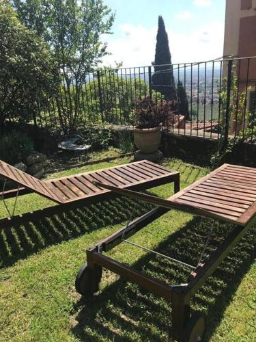 a picnic table and a bench in the grass at Residenza Buggiano Antica B&B - Charme Apartment in Tuscany in Borgo a Buggiano